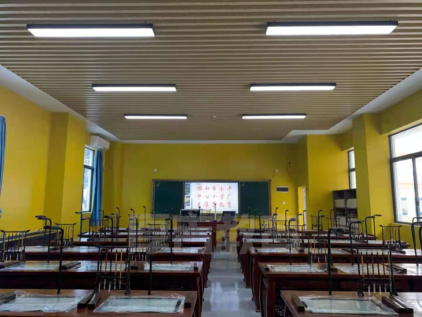 學校<a href='http://www.tjxblsf.com/chanpin/57-1.html' target='1' style='font-size:18px; font-weight:bold; color:#000000;'>書法室</a>