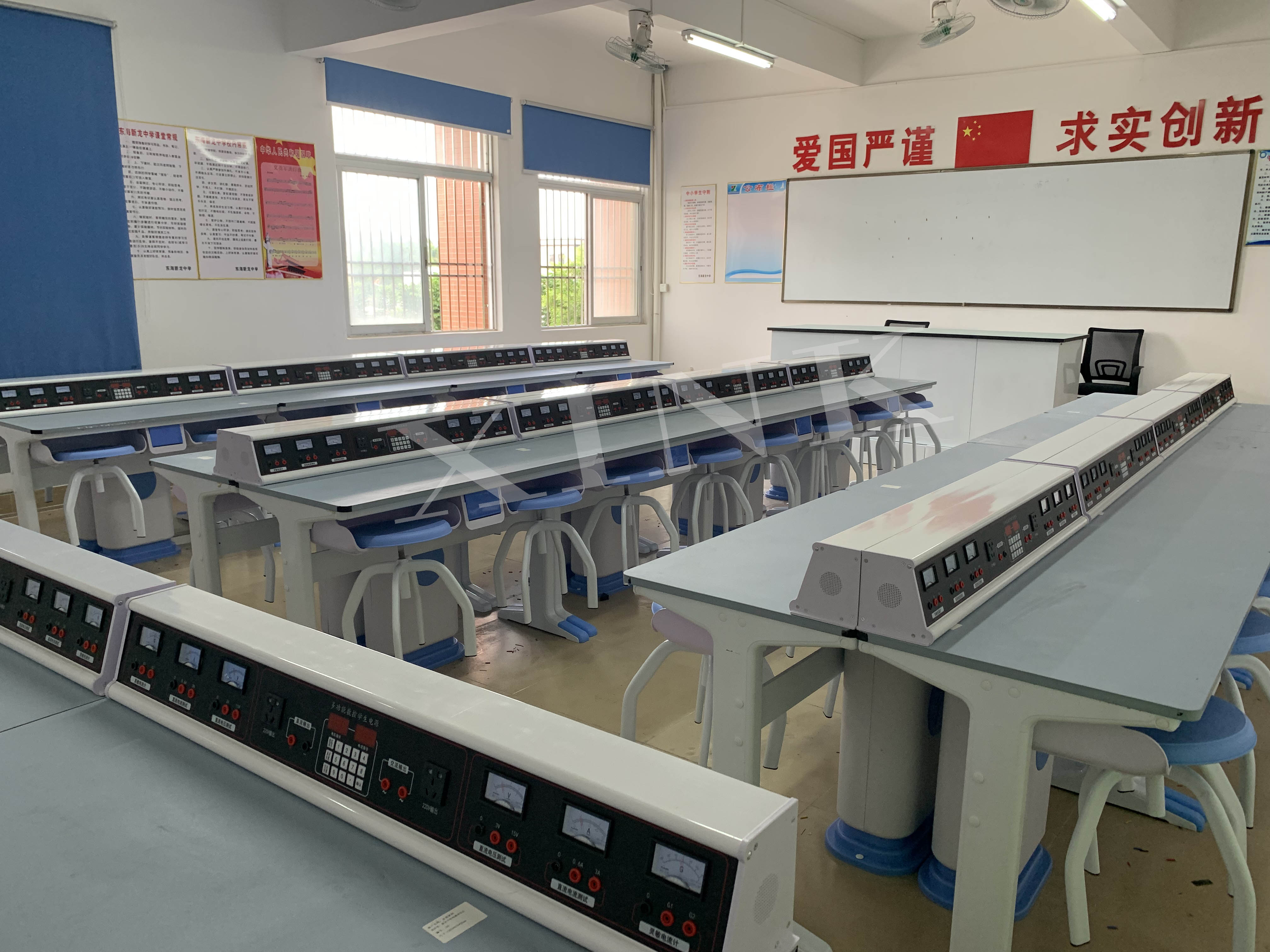 電學<a href='http://www.tjxblsf.com/' target='1' style='font-size:14px; font-weight:bold; color:#0080ff;'>物理實驗室</a>