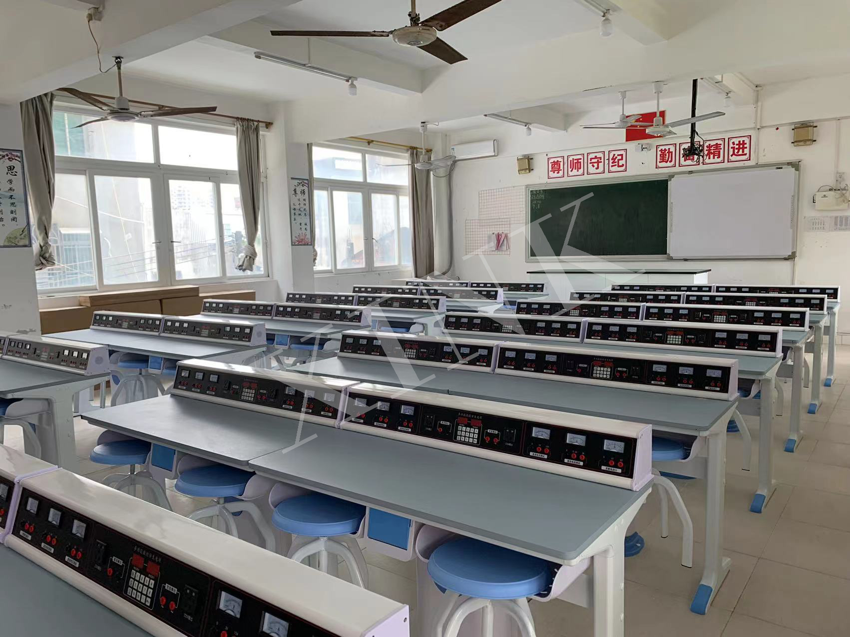 電學<a href='http://www.tjxblsf.com/' target='1' style='font-size:14px; font-weight:bold; color:#0080ff;'>物理實驗室</a>