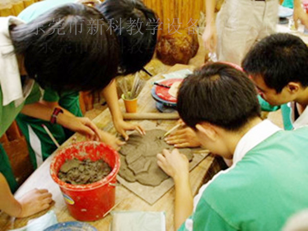 <a href='http://www.tjxblsf.com/chanpin/55-1.html' target='1' style='font-size:18px; font-weight:bold; color:#000000;'>陶藝功能室</a>2