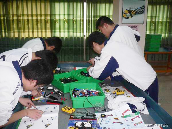 <a href='http://www.tjxblsf.com/chanpin/60-1.html' target='1' style='font-size:18px; font-weight:bold; color:#000000;'>機(jī)器人功能室</a>